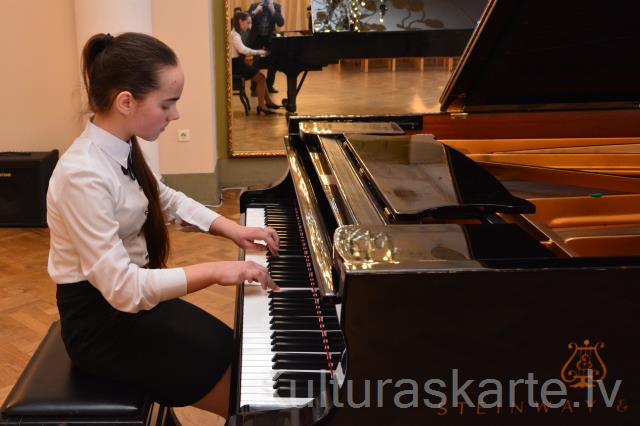 Agate Pauliņa- 6. klavierspēles klases audzēkne, vairāku pianistu konkursu laureāte. 